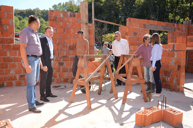 КОСТИЋИМА НОВО ГНЕЗДО: Шесточланој породици гради се кућа